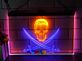 Totenkopf mit gekreuzten Säbeln LED-Neonschild für Bar Club