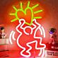 Modernes LED Neonschild mit abstrakter Figur und Herz Motiv als kreative Wanddekoration für Wohnzimmer Schlafzimmer Jugendzimmer oder zeitgemäße Raumgestaltung