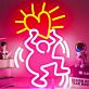 Modernes LED Neonschild mit abstrakter Figur und Herz Motiv als kreative Wanddekoration für Wohnzimmer Schlafzimmer Jugendzimmer oder zeitgemäße Raumgestaltung
