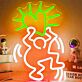 Modernes LED Neonschild mit abstrakter Figur und Herz Motiv als kreative Wanddekoration für Wohnzimmer Schlafzimmer Jugendzimmer oder zeitgemäße Raumgestaltung