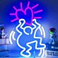 Modernes LED Neonschild mit abstrakter Figur und Herz Motiv als kreative Wanddekoration für Wohnzimmer Schlafzimmer Jugendzimmer oder zeitgemäße Raumgestaltung