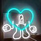 Verspieltes LED Neonschild mit Herzfigur und freundlichem Charakter als dekorative Wandbeleuchtung für Wohnzimmer Schlafzimmer oder moderne Räume
