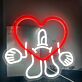Verspieltes LED Neonschild mit Herzfigur und freundlichem Charakter als dekorative Wandbeleuchtung für Wohnzimmer Schlafzimmer oder moderne Räume