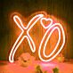 Dekoratives LED Neonschild mit XO Schriftzug und Herzmotiv als stimmungsvolle Wandbeleuchtung für Schlafzimmer Wohnzimmer oder moderne Wohnräume