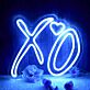 Dekoratives LED Neonschild mit XO Schriftzug und Herzmotiv als stimmungsvolle Wandbeleuchtung für Schlafzimmer Wohnzimmer oder moderne Wohnräume