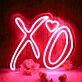 Dekoratives LED Neonschild mit XO Schriftzug und Herzmotiv als stimmungsvolle Wandbeleuchtung für Schlafzimmer Wohnzimmer oder moderne Wohnräume
