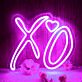 Dekoratives LED Neonschild mit XO Schriftzug und Herzmotiv als stimmungsvolle Wandbeleuchtung für Schlafzimmer Wohnzimmer oder moderne Wohnräume