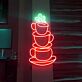 Dekoratives LED Neonschild mit gestapelten Kaffeetassen und aufsteigendem Dampf als moderne Wandbeleuchtung für Café Küche Bar oder gastronomische Räume