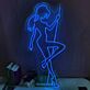 Modernes LED Neonschild mit abstraktem Frauenmotiv als dekorative Wandbeleuchtung
