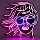 Abstraktes LED Neonschild mit stilisierter Frauenfigur und runder Sonnenbrillenform als modernes Wandkunstobjekt für zeitgemäße Innenräume