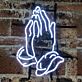 Abstraktes LED Neonschild mit stilisierten Händen als beruhigende Wanddekoration für Massagepraxis Wellnessbereich und moderne Räume