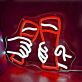 Dekoratives LED Neonschild mit anstoßenden Gläsern Motiv als stimmungsvolle Wandbeleuchtung für Bar Party oder Wohnzimmer