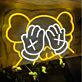 Modernes LED Neonschild mit abstraktem Bärenmotiv und symbolischen Handgesten als dekorative Wandbeleuchtung
