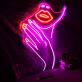 Abstraktes Gesicht mit Hand und Lippen LED-Neonschild Wohnzimmer Studio
