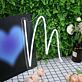geschwungener Linienbuchstabe M LED-Neonschild für Wohnzimmer oder Schaufenster