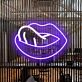 Lippen mit herausgestreckter Zunge LED-Neonschild für Bar Club