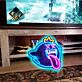 Geisterfigur mit Krone und herausgestreckter Zunge LED-Neonschild Gamingzimmer Bar
