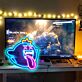 Geisterfigur mit Krone und herausgestreckter Zunge LED-Neonschild Gamingzimmer Bar