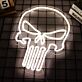 Totenkopf mit stilisierten Augenhöhlen LED-Neonschild für Bar und Gaming