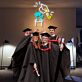 Absolventenhut mit Händen LED-Neonschild für Schule Universität