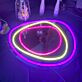 LED-Neonspiegel mit geschwungenen Konturen