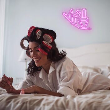 Maniküre Hände mit Nagellackflasche LED-Neonschild für Nagelstudio Beauty Salon