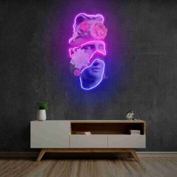 Klassischer Skulpturenkopf mit Blüten als LED-Neonschild mit UV-Druck
