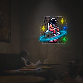 LED-Neonschild mit UV-Druck Astronaut Sitzend auf Planet im Weltraum Stil Moderne Neon Wanddeko für Wohnzimmer Schlafzimmer Jugendzimmer und Kreative Räume