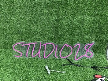 STUDIO 28 LED-Neonschild für Fotostudio Büro