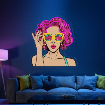 Pop-Art Frau mit pinken Haaren und gelber Brille LED-Neonschild für Wohnzimmer Lounge