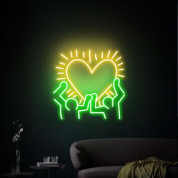 Menschen halten leuchtendes Herz LED-Neonschild Wohnzimmer Lounge