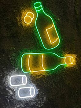 Soju-Flaschen und Gläser als LED-Neonschild