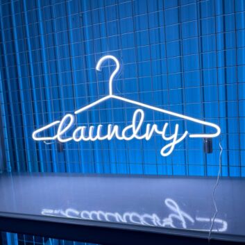 Laundry LED-Neonschild mit Kleiderbügel