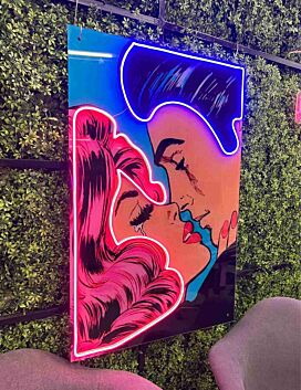 Kuss im Pop Art Stil LED-Neonschild für Wohnzimmer oder Bar