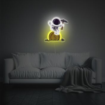 Neon LED Wanddeko mit Astronaut auf leuchtender Münze kreative Lichtkunst für moderne Wohnräume Gaming Zimmer oder Jugendzimmer mit UV-Druck