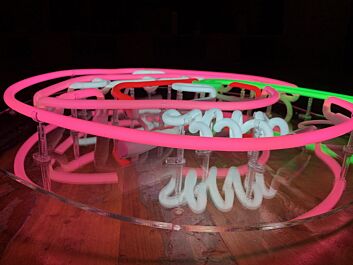 Mund mit herausgestreckter Zunge LED-Neonschild für Bar Club