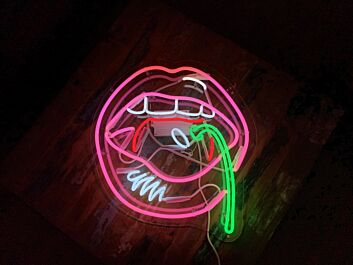 Mund mit herausgestreckter Zunge LED-Neonschild für Bar Club