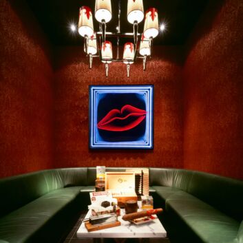 Dekoratives LED Neonschild mit Lippen Motiv im Rahmen für Bar Lounge Schlafzimmer und stilvolle Wanddekoration
