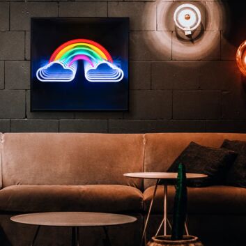 Dekoratives LED Neonschild mit Regenbogen und Wolken Motiv für fröhliche Wanddekoration