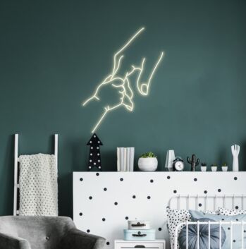 Erwachsene Hand hält Babyhand LED-Neonschild für Kinderzimmer Wohnzimmer
