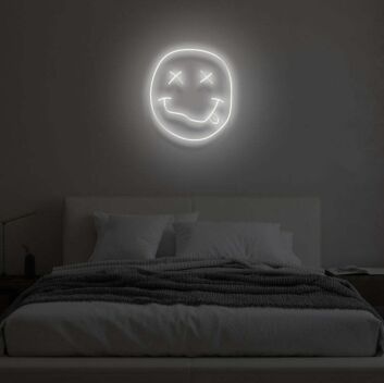 Smiley mit herausgestreckter Zunge und gekreuzten Augen LED-Neonschild Schlafzimmer Wohnzimmer