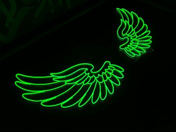 Grünes LED Neonschild Engelsflügel als dekorative Wandbeleuchtung
