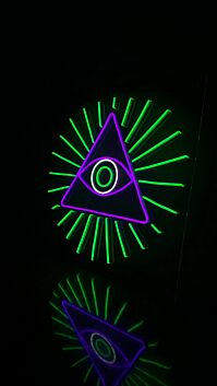 Auge im Dreieck mit Strahlen LED-Neonschild für Bar Club