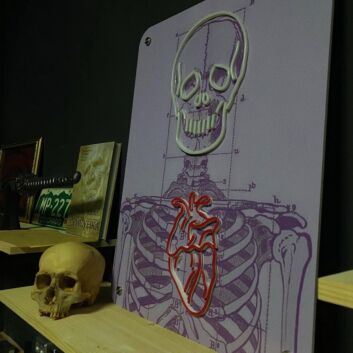 Totenkopf und anatomisches Herz LED-Neonschild für Tattoo Studio Bar