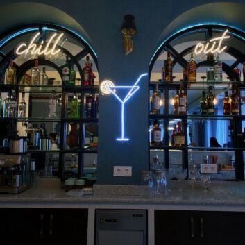 Cocktailglas mit Strohhalm und Zitronenscheibe LED-Neonschild für Bar oder Club