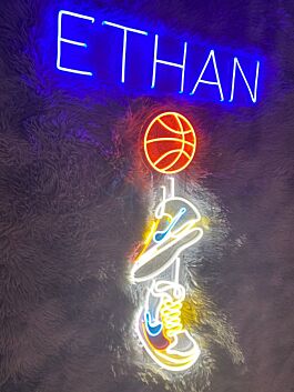 LED Neonschild ETHAN mit Basketball und Sneaker Motiv als personalisierte Wanddekoration für Jugendzimmer Sportzimmer oder Gaming Raum