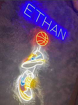 LED Neonschild ETHAN mit Basketball und Sneaker Motiv als personalisierte Wanddekoration für Jugendzimmer Sportzimmer oder Gaming Raum