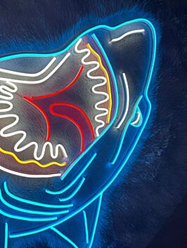 LED Neonschild mit farbigem Hai Motiv als moderne Wandbeleuchtung für Wohnzimmer Kinderzimmer Gaming Room Bar oder kreative Raumdekoration