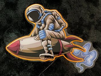 Astronaut auf Rakete LED-Neonschild Gamingzimmer