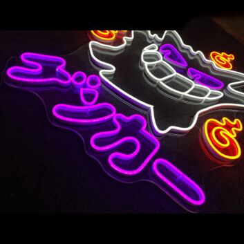 LED Neonschild grinsendes Monster Gesicht mit Flammen Element als kreative Wandbeleuchtung für Gaming Zimmer Bar Studio oder moderne Raumdekoration